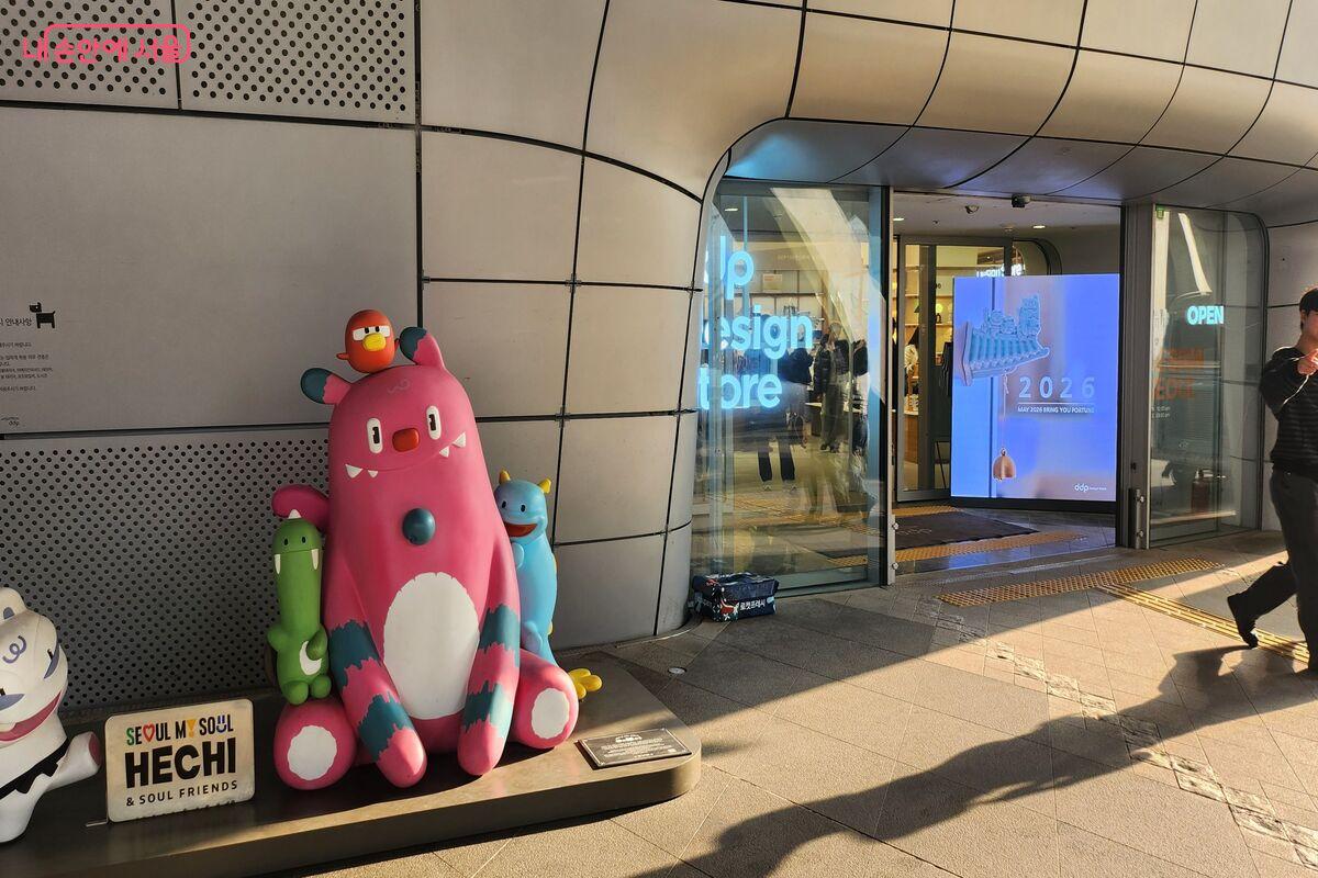 DDP 디자인스토어 출입문 앞의 해치가 반겨준다.&copy;장지영