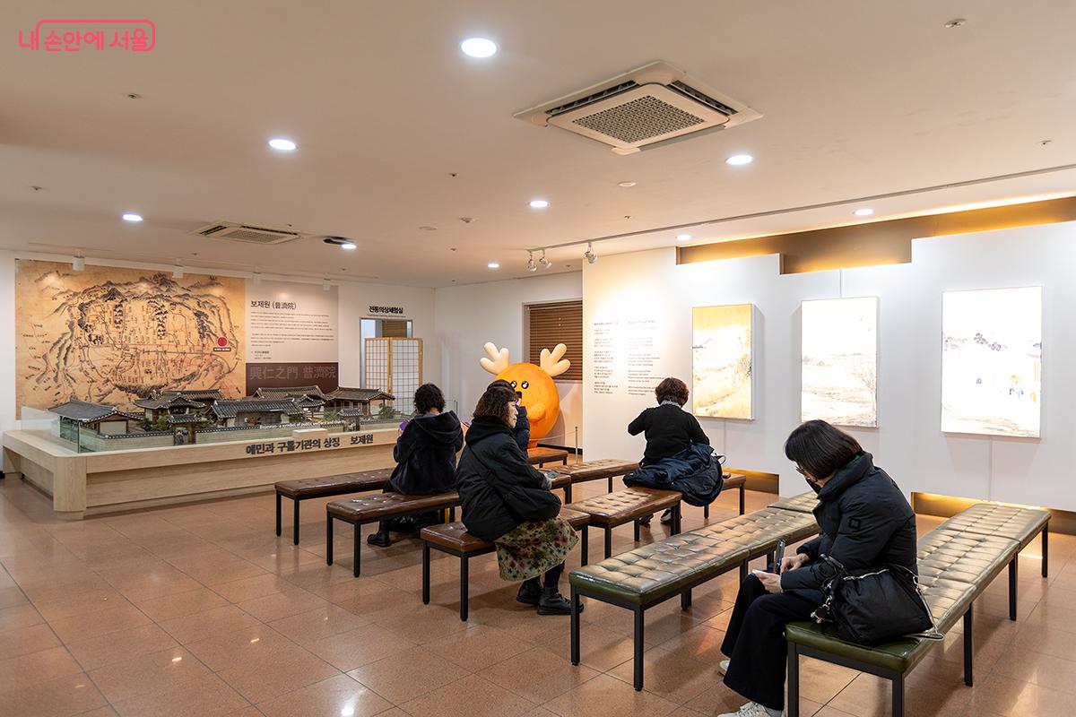 시민들이 1층 휴게 공간을 이용하고 있다. &copy;문청야