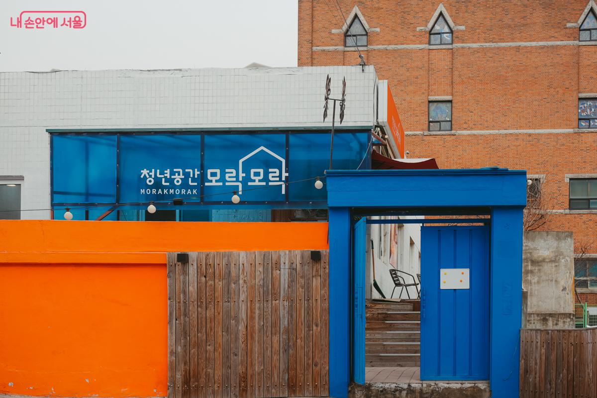 고향 집처럼 정겨운 분위기를 자아내는 청년공간 ‘모락모락’ 입구 ©김성무