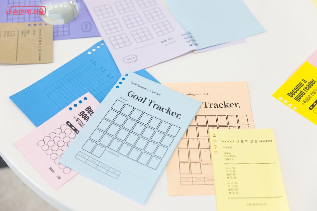 암사도서관 내부를 둘러보니 조그마한 필사공간이 많이 배치되어 있었다