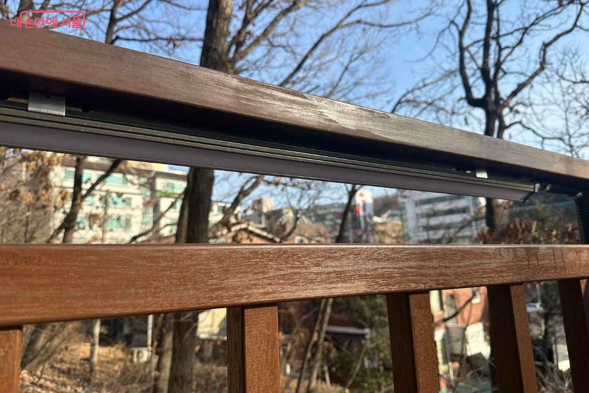 난간에 LED가 설치돼 있다.&copy;김재형