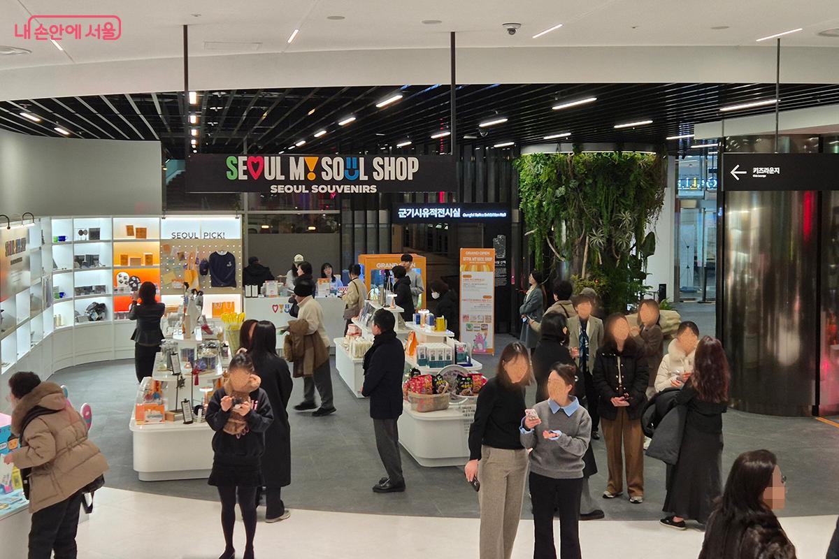 &lsquo;서울갤러리&rsquo;는 '첨단 미디어기술을 활용한 도시홍보전시관'과 '주요 시정을 경험하고 휴식할 수 있는 공간'으로 구성되었다.