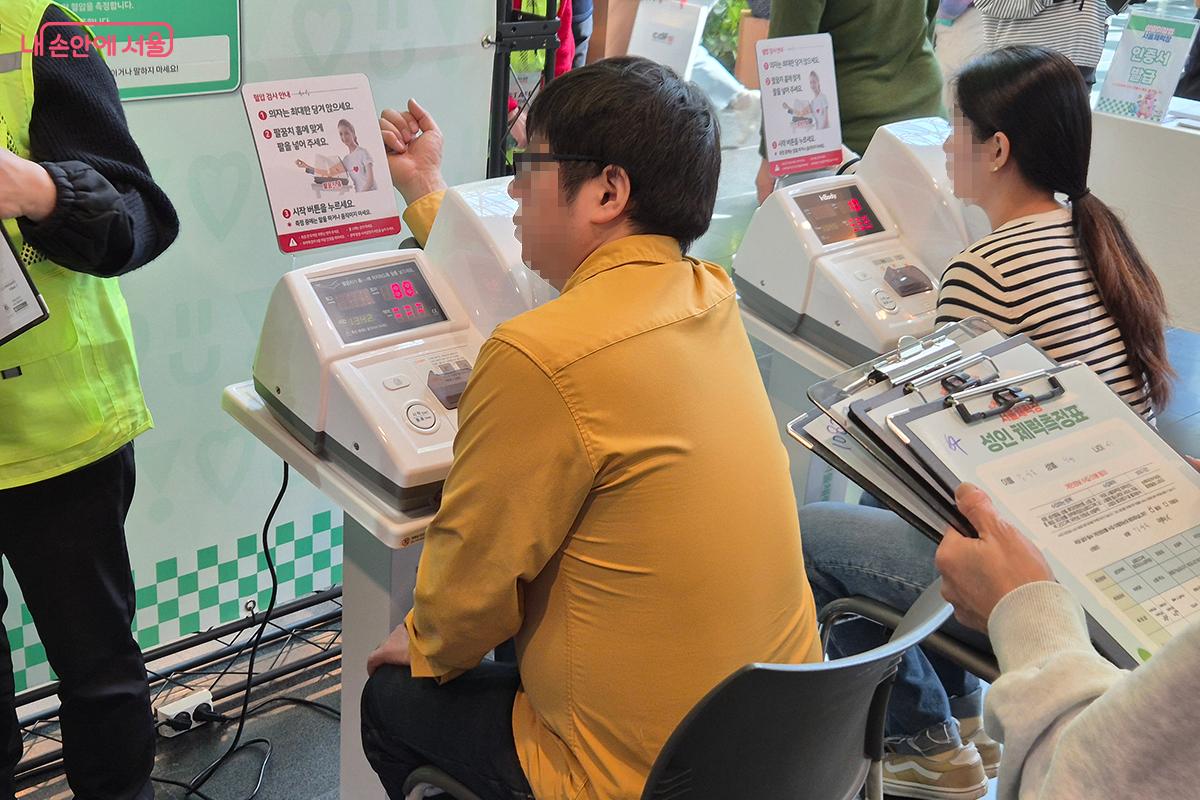 체력 측정 행사에 참여하기 전 필수 코스인 혈압 측정 &copy;이혜숙