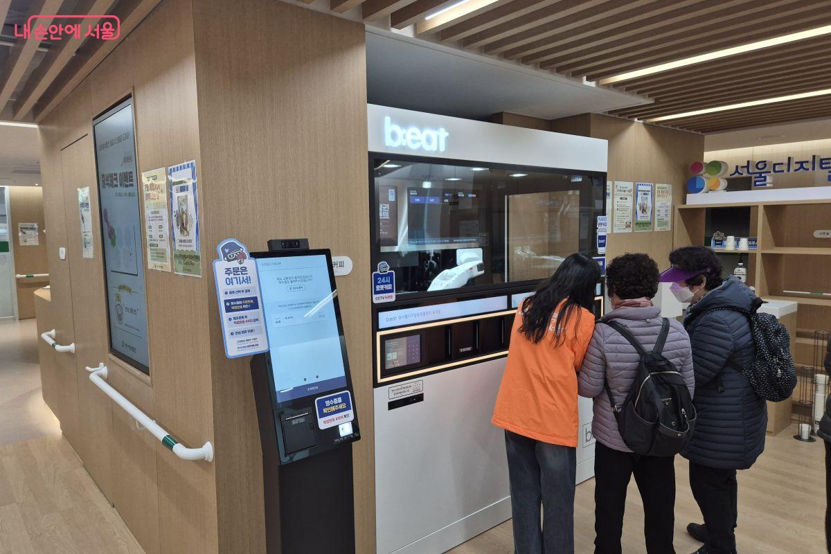 키오스크에서 주문하면 로봇이 커피를 만들어 준다. &copy;조현정