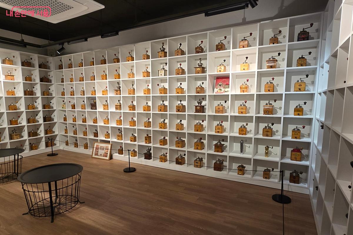 독일 레나츠사에서 제작한 커피 그라인더 시리즈를 소장하고 있다. &copy;강사랑