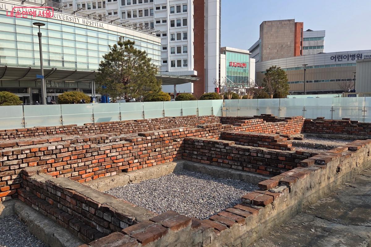 대한의원 본관과 서울대학교병원 본관 사이에서 병동 유적을 확인할 수 있다. ⓒ김미선