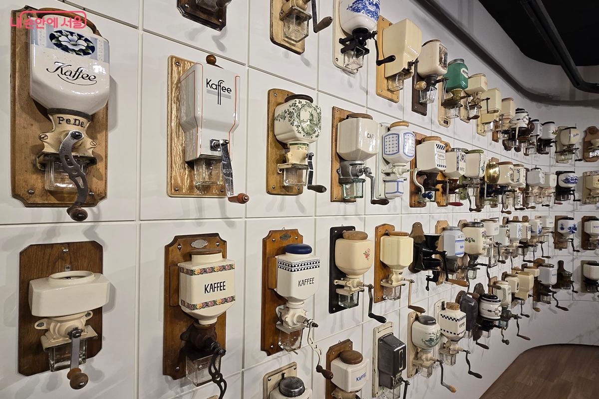 1910년대 벽걸이형 도자기 그라인더 &copy;강사랑