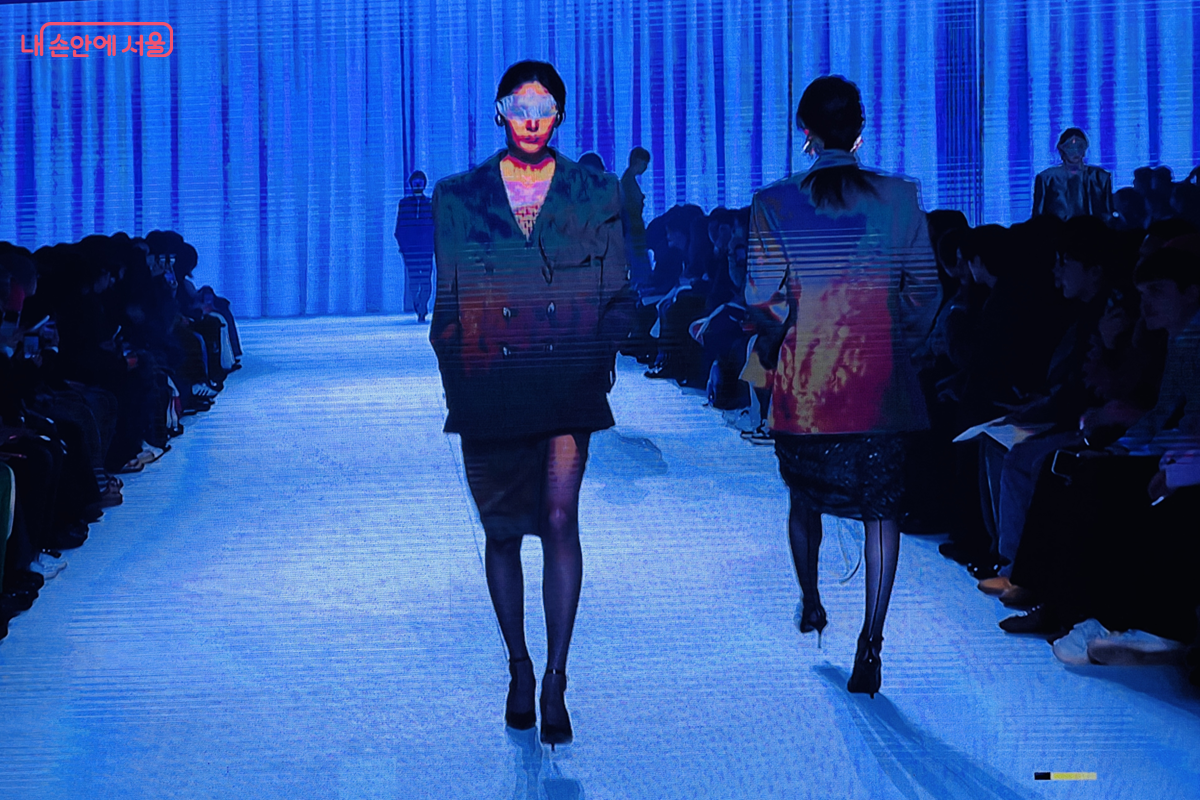모델들의 절도 있는 워킹과 독창적인 컬렉션이 대형 화면을 가득 채웠다. &copy;김경선