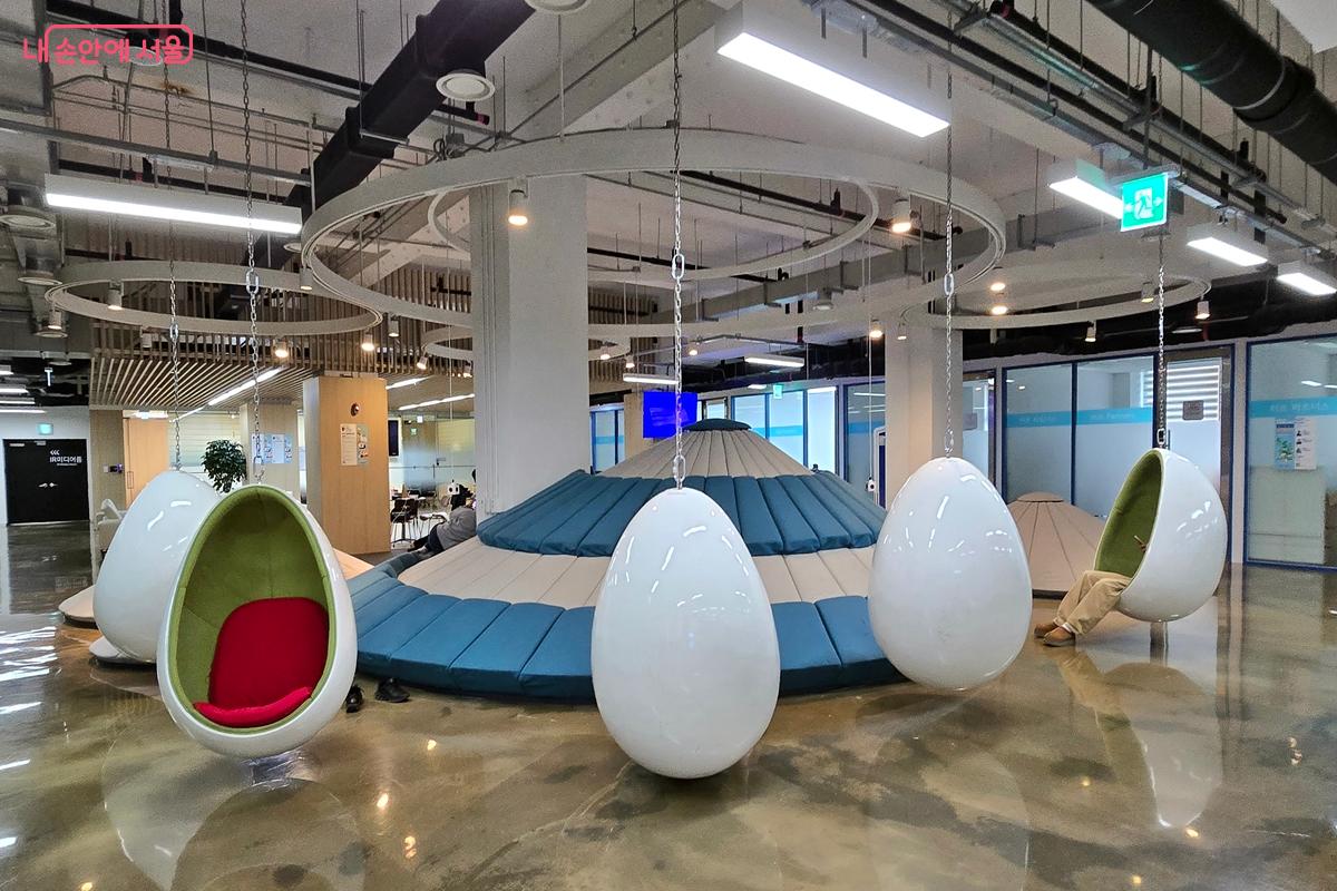 서울창업허브의 휴게공간 등을 함께 사용할 수 있다. ©김윤경