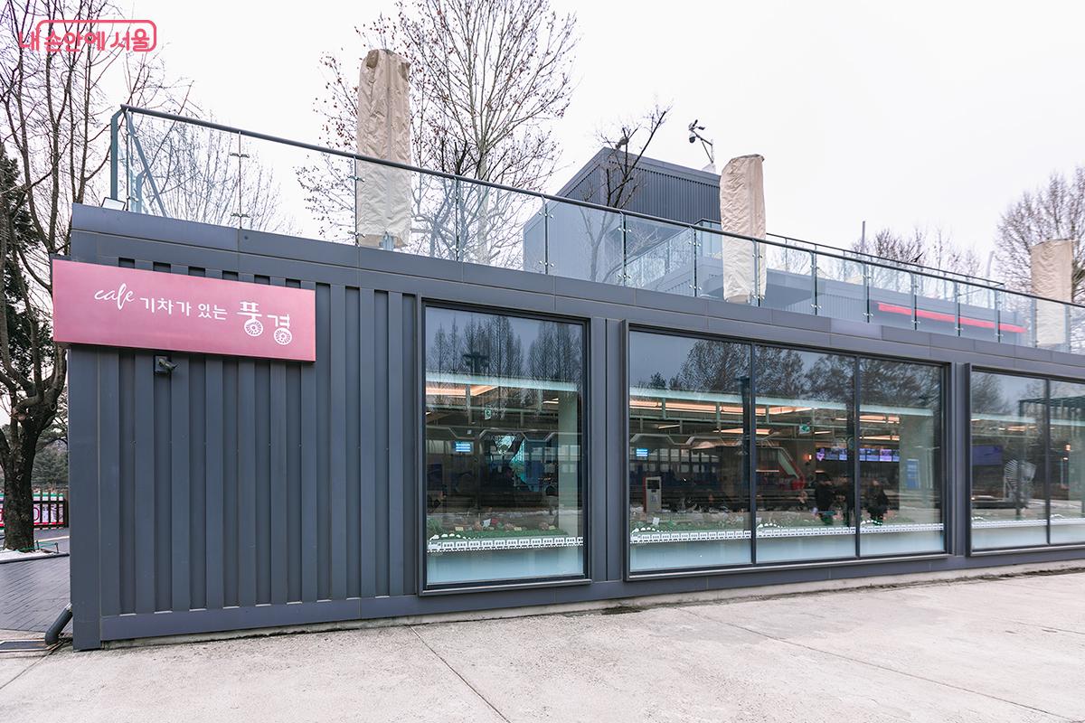 식사 후에는 건너편 카페 &lsquo;기차가 있는 풍경&rsquo;에서 여유로운 티타임을 가져볼 만하다. ⓒ문청야