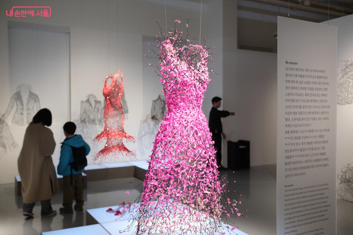 아이들과 전시 작품을 감상하는 관람객들도 많았다. &copy;박우영