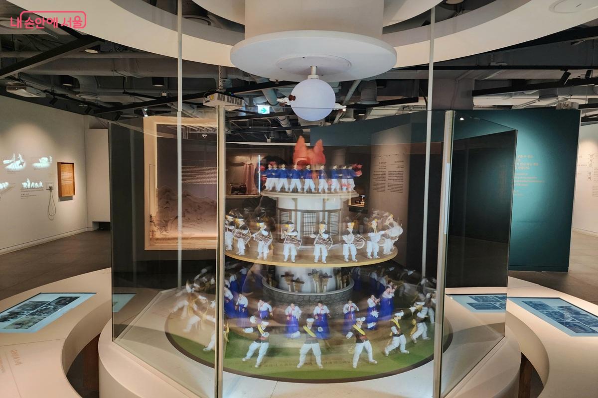 퀴즈를 모두 맞추면 조이트로프가 돌아가며 풍물굿이 펼쳐진다. ©김윤화