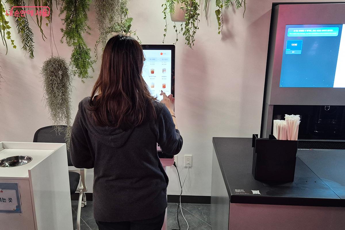 &lsquo;로봇카페&rsquo;는 완전 무인화 시스템으로 주문부터 제조, 결제까지 전자동으로 이루어진다.