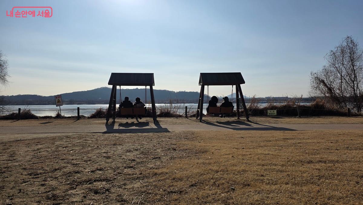 스윙그네를 타며 한강 조망을 즐기는 사람들 ⓒ최용수