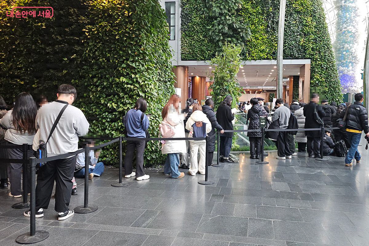 오후 2시 ‘내 친구 서울, 서울갤러리’ 개관을 앞두고 입장을 기다리는 오픈런 현장 ©오도연