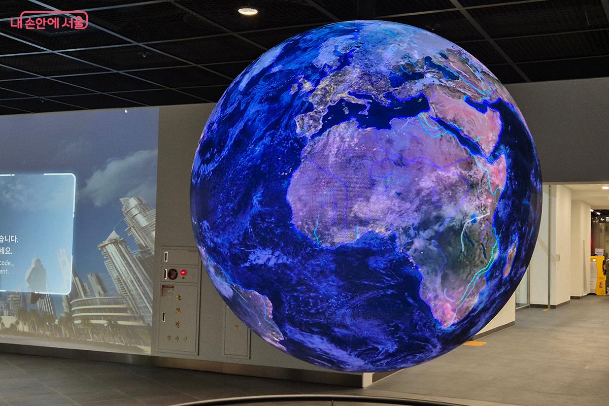 현재 지구의 모습, 세계 풍경 등 다양한 정보를 알려주는 지름 2m 지구 모양의 대형 &lsquo;미디어 스피어&rsquo;