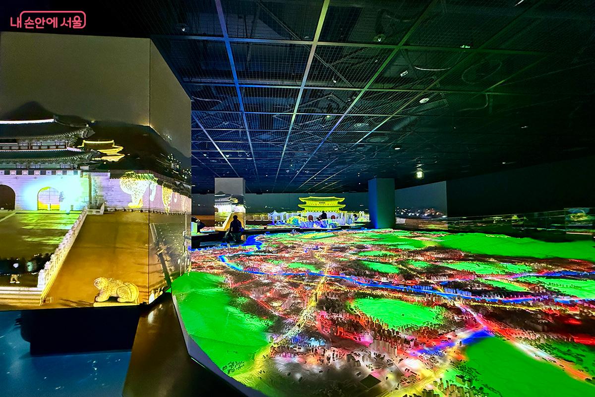 미디어 전시를 통해 서울의 주요 정책과 변화를 체험해 볼 수 있게 구성되었다 &copy;김미정