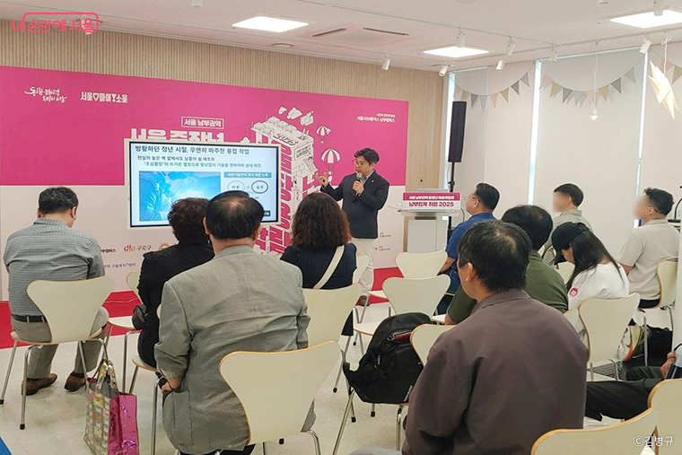 상담과 기초교육을 시작으로 단계별 취업 훈련을 운영한다. 사진은 남부권역 일자리박람회 특강.