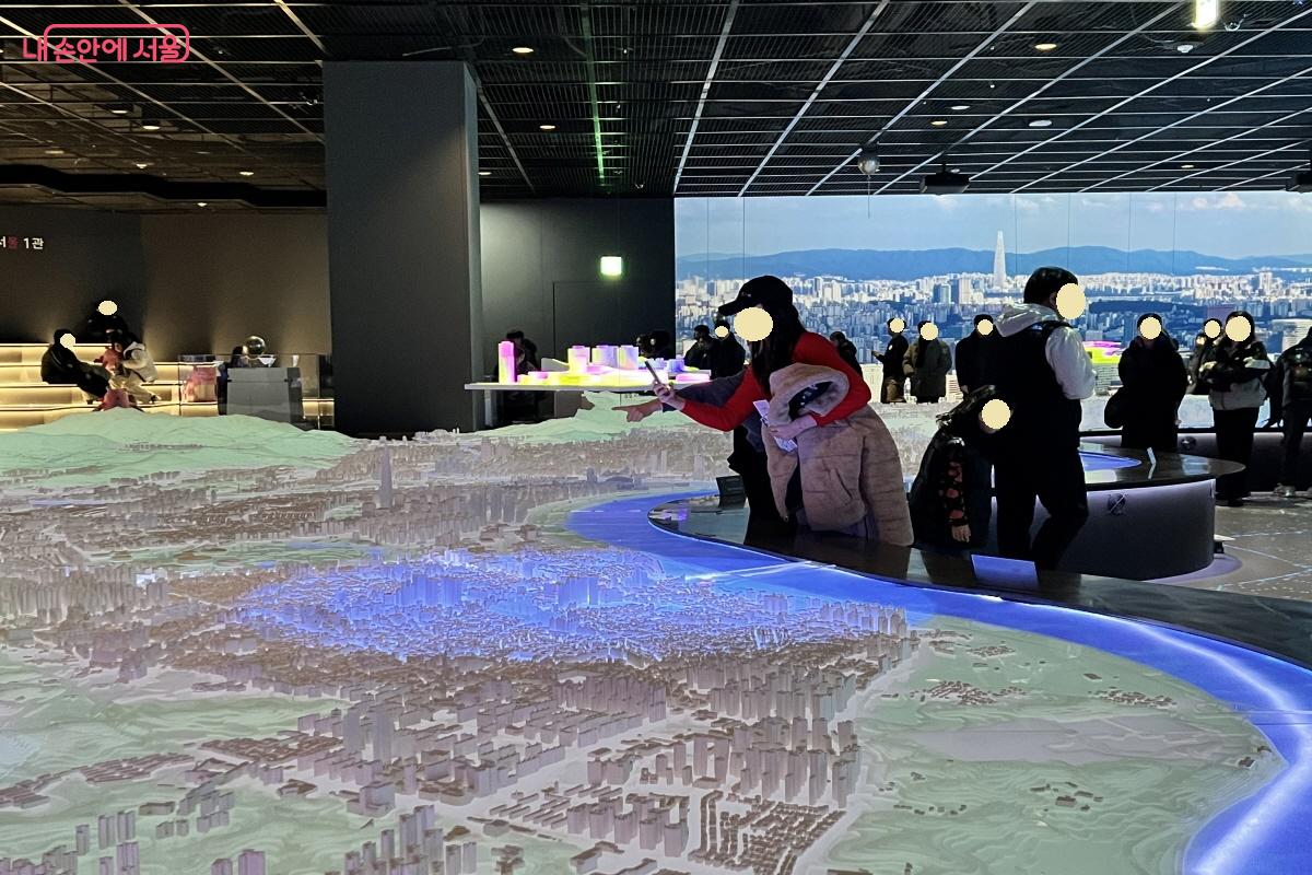 1600:1로 축소된 서울 이곳저곳을 다니며 바뀐, 바뀔 서울을 만났다.ⓒ박지영
