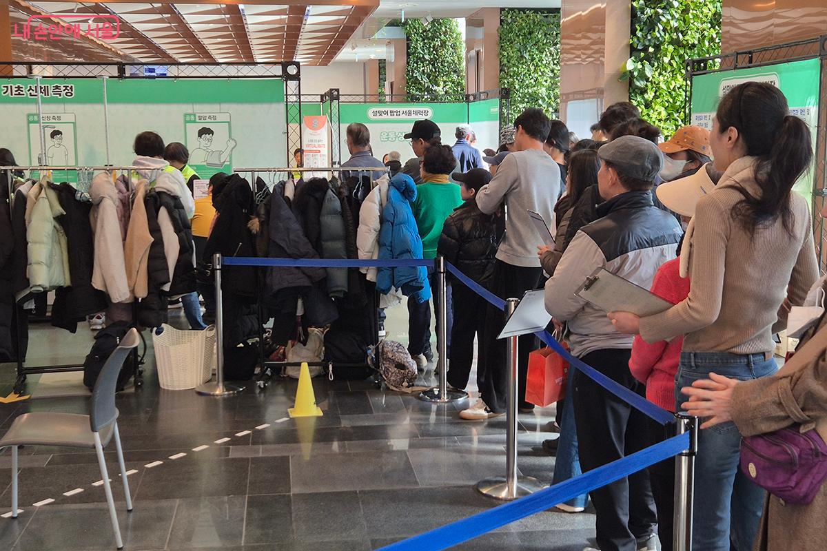 서울시청 1층 로비가 설 연휴 기간 동안 특별한 건강 공간 &lsquo;설맞이 팝업 서울체력장&rsquo;으로 변신했다. &copy;이혜숙