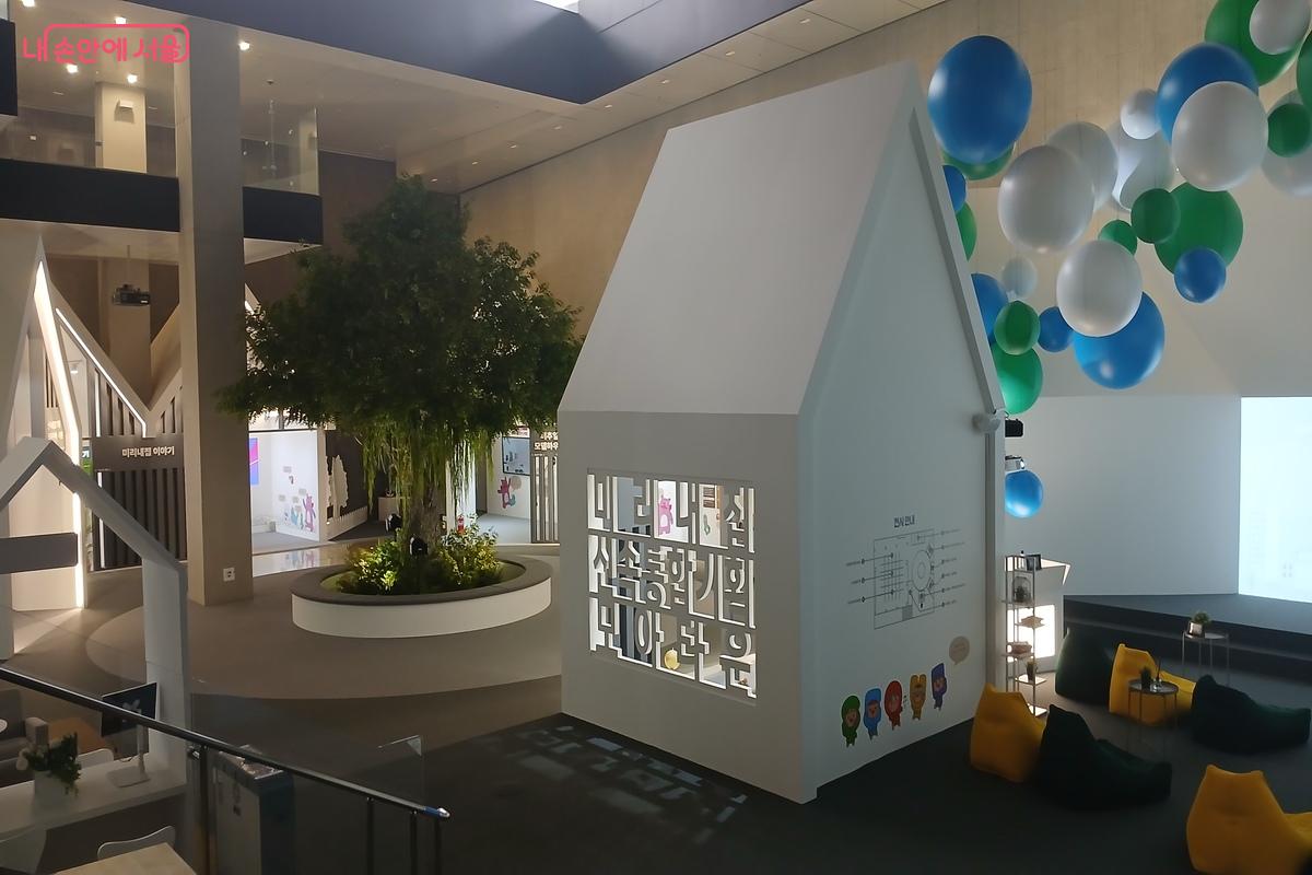 집모양으로 귀엽게 꾸며진 전시공간ⓒ유지민