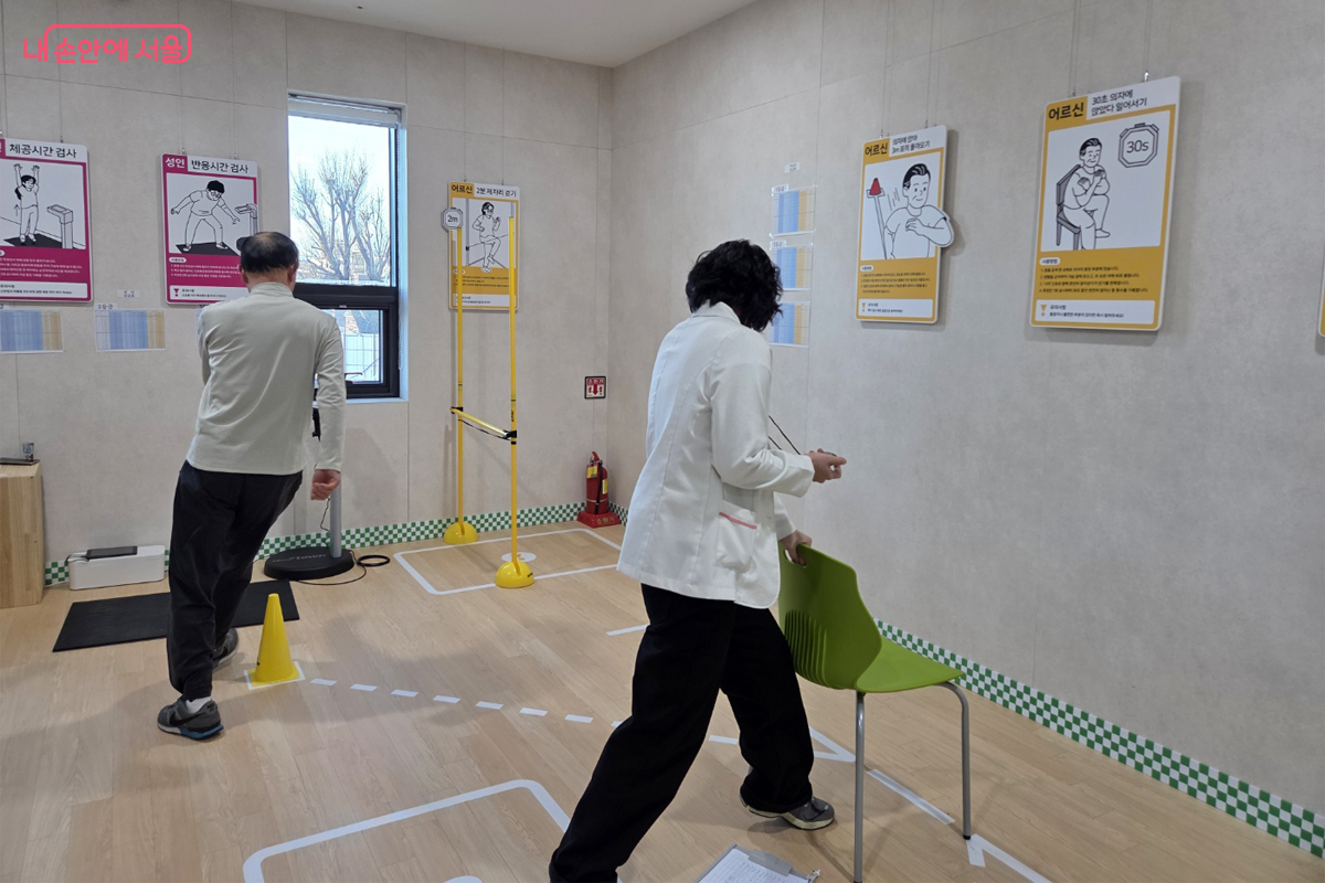 평형성, 협응력 어르신용 8자 보행 등 다양한 항목에 대한 체력 측정 &copy;장미화