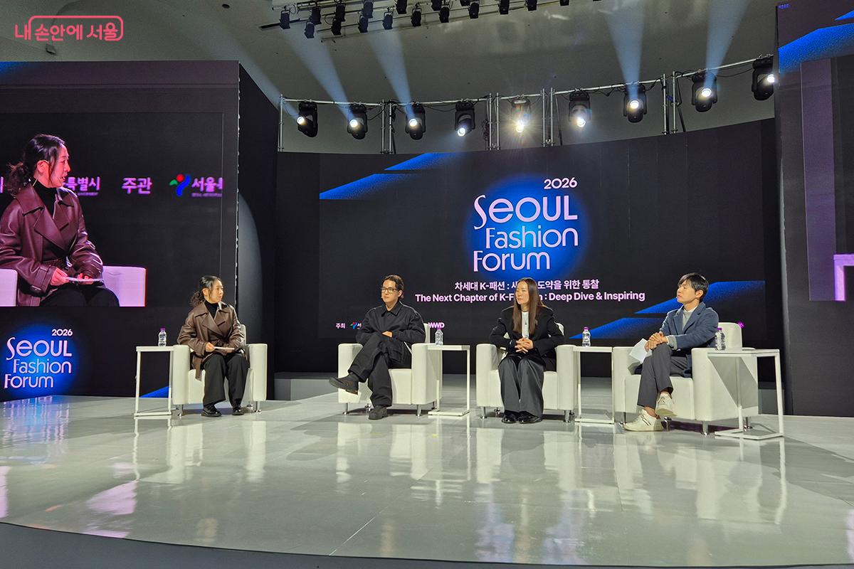 화이트 콘셉트로 꾸며진 아트홀 2관은 프레젠테이션에 집중할 수 있는 환경을 제공한다. &copy;백승훈