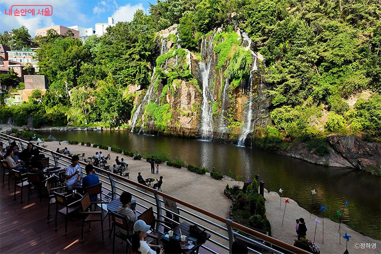 수변활력거점 1호 홍제천 카페폭포