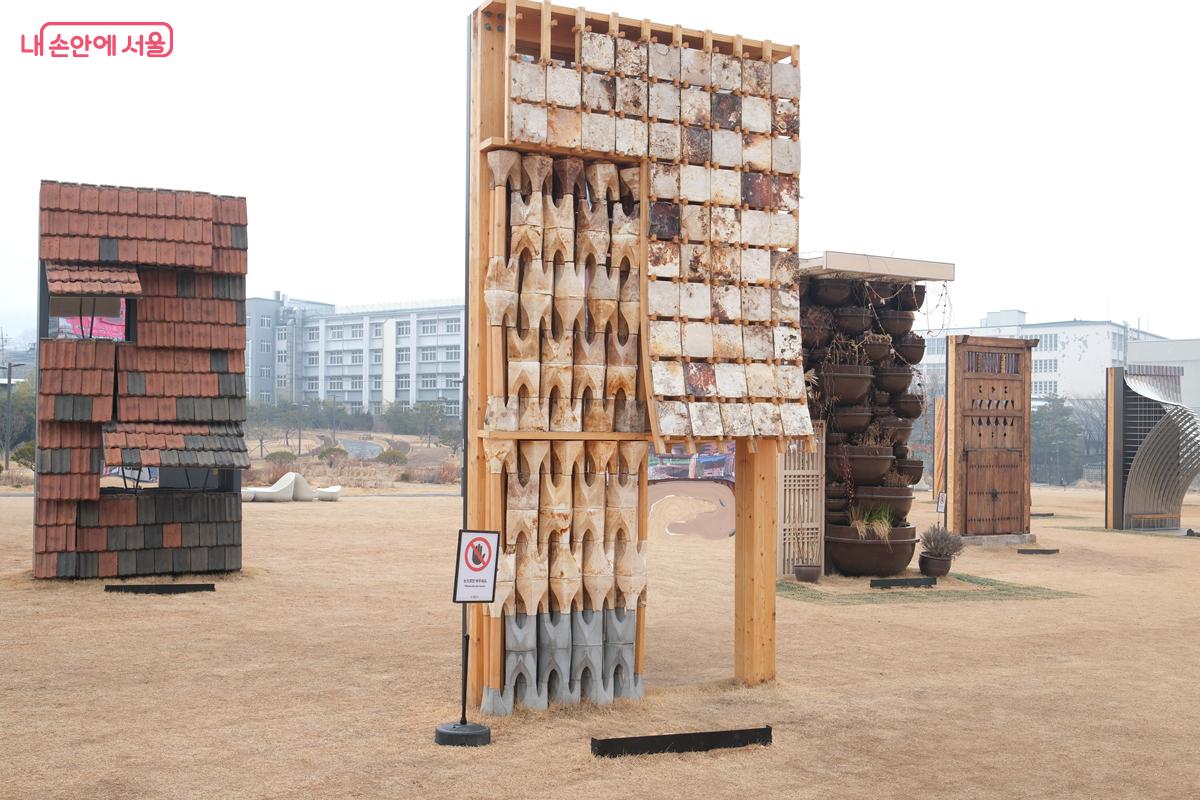 가로 2.4m, 세로 4.8m 크기의 다양한 벽들을 구경하는 재미가 쏠쏠하다. &copy;박우영