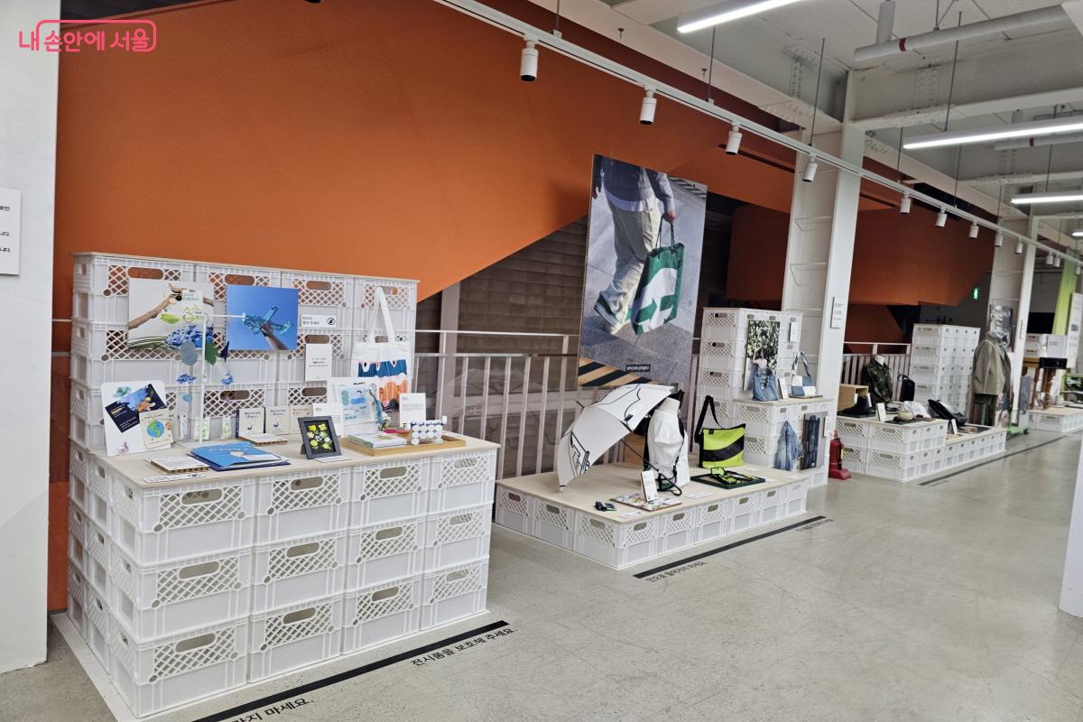 여러 리사이클링 제품 전시와 설명을 볼 수 있다. &copy;염지연