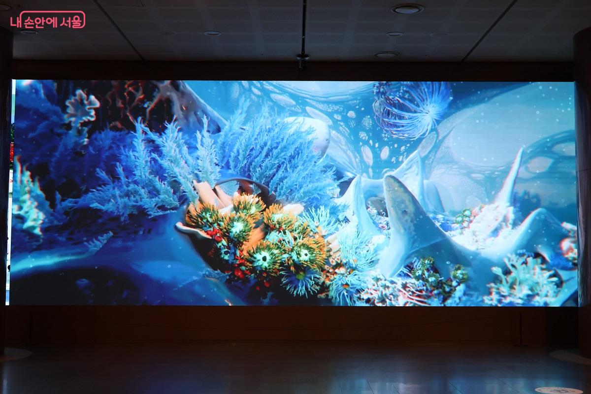 '심연'을 테마로 거대한 스크린과 사운드를 활용해 마치 깊은 바닷속이나 기억의 한복판에 있는 듯한 환상적인 느낌을 갖게 한다. &copy;이봉덕 