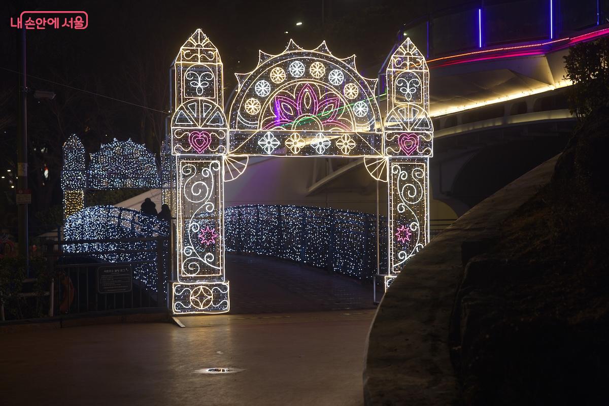 동호는 물론 서호 지역에서도 루미나리에 야경을 볼 수 있어 천천히 산책하며 둘러보는 것을 추천한다