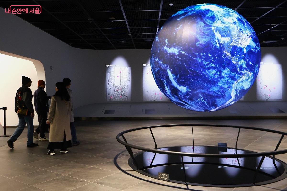 내친구서울 2관, 미디어 스피어를 통해 지구의 모습을 들여다보고 세계 도시들의 다양한 이야기를 체험해볼 수 있다. &copy;이봉덕  