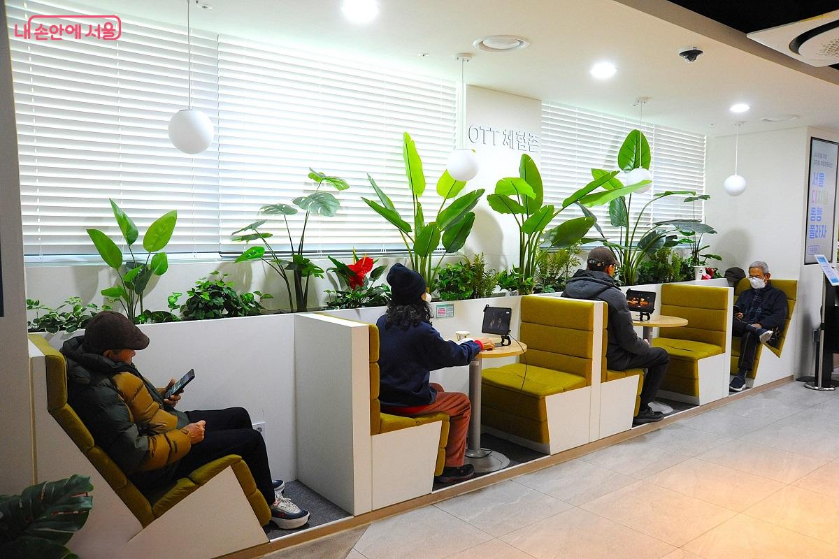 태블릿PC 등 전자 기기 사용이 가능한 ‘OTT 체험존’ ©조수봉