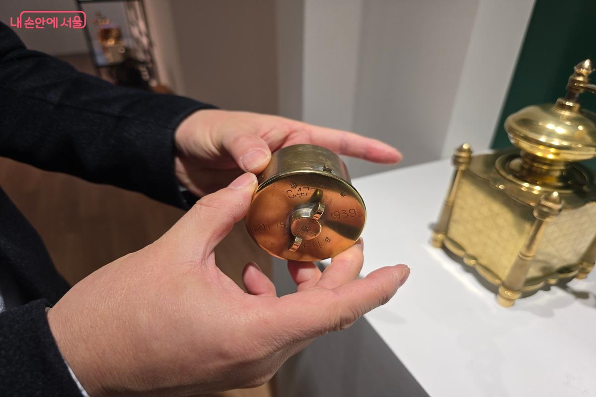 전쟁 후 평화의 시대를 알리는 상징적 의미가 담긴 1939년에 제작된 황동 커피 그라인더 &copy;강사랑