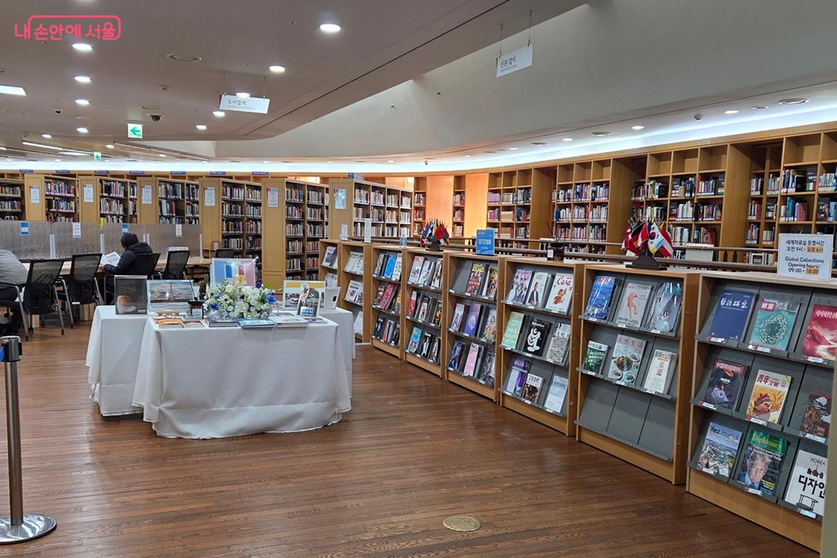 20여 개국 이상의 언어로 된 도서들이 빼곡히 들어찬 '세계자료실' ©이상돈