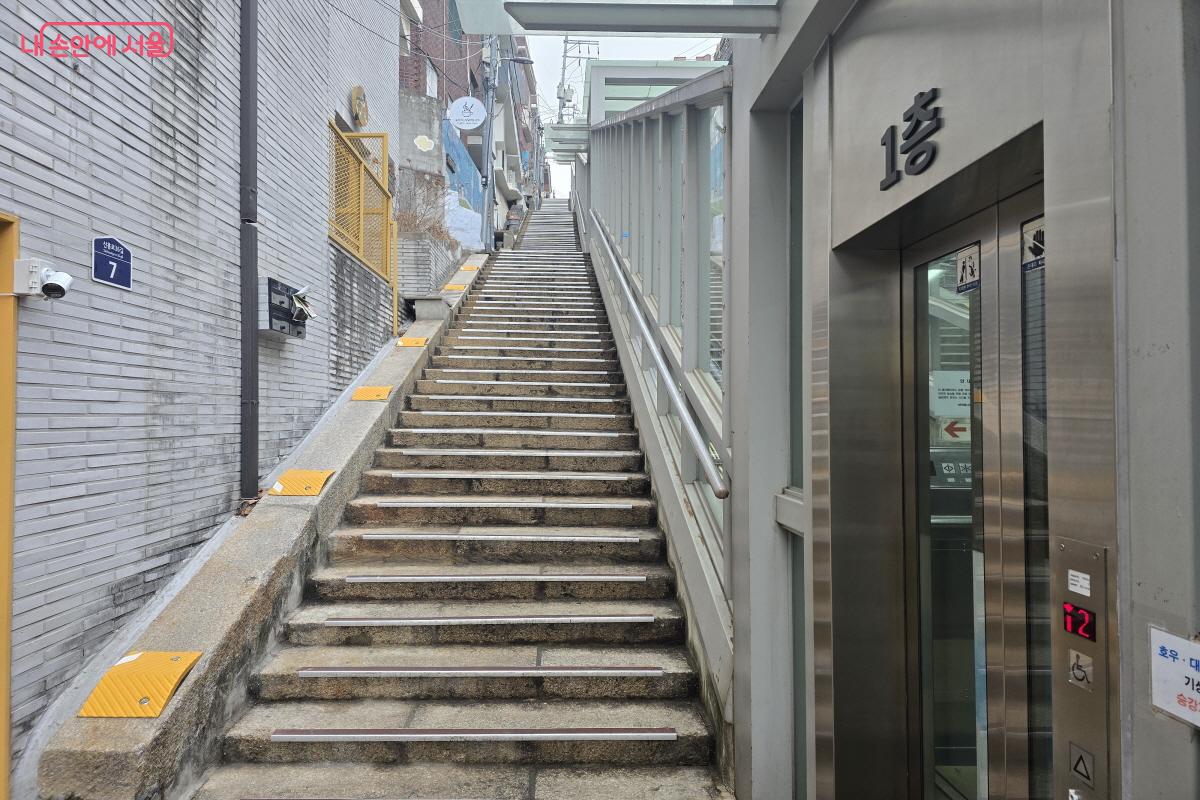 수많은 계단이 펼쳐져 있다. &copy;조수연