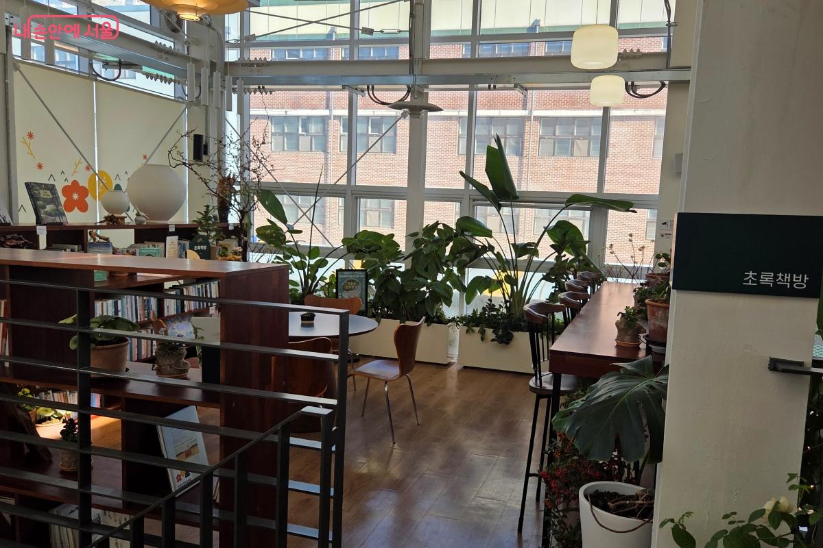 컬러링북부터 전문 서적까지 다양한 정원 관련 책으로 정원을 만나볼 수 있다. &copy;김미선