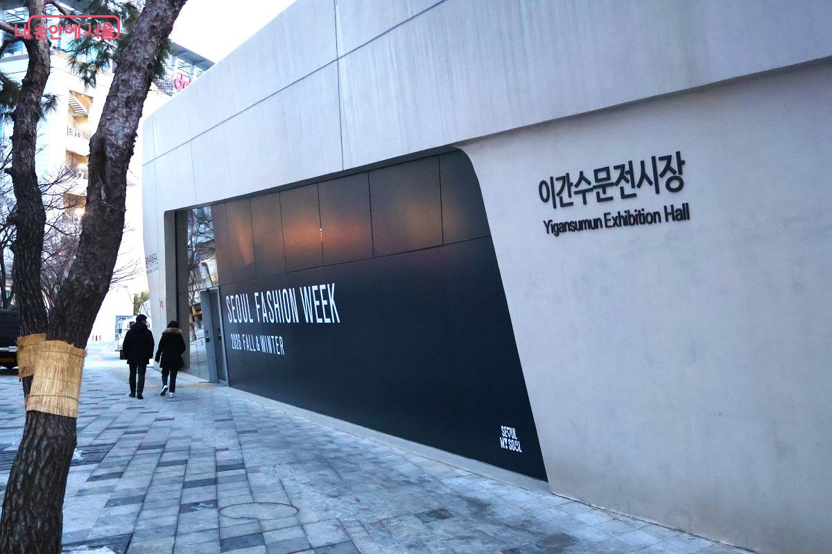 이간수문전시장과 DDP 아트홀 2관을 비롯해, 청담, 북촌 등에서 9개 브랜드가 참여하는 '프레젠테이션'이 진행된다.