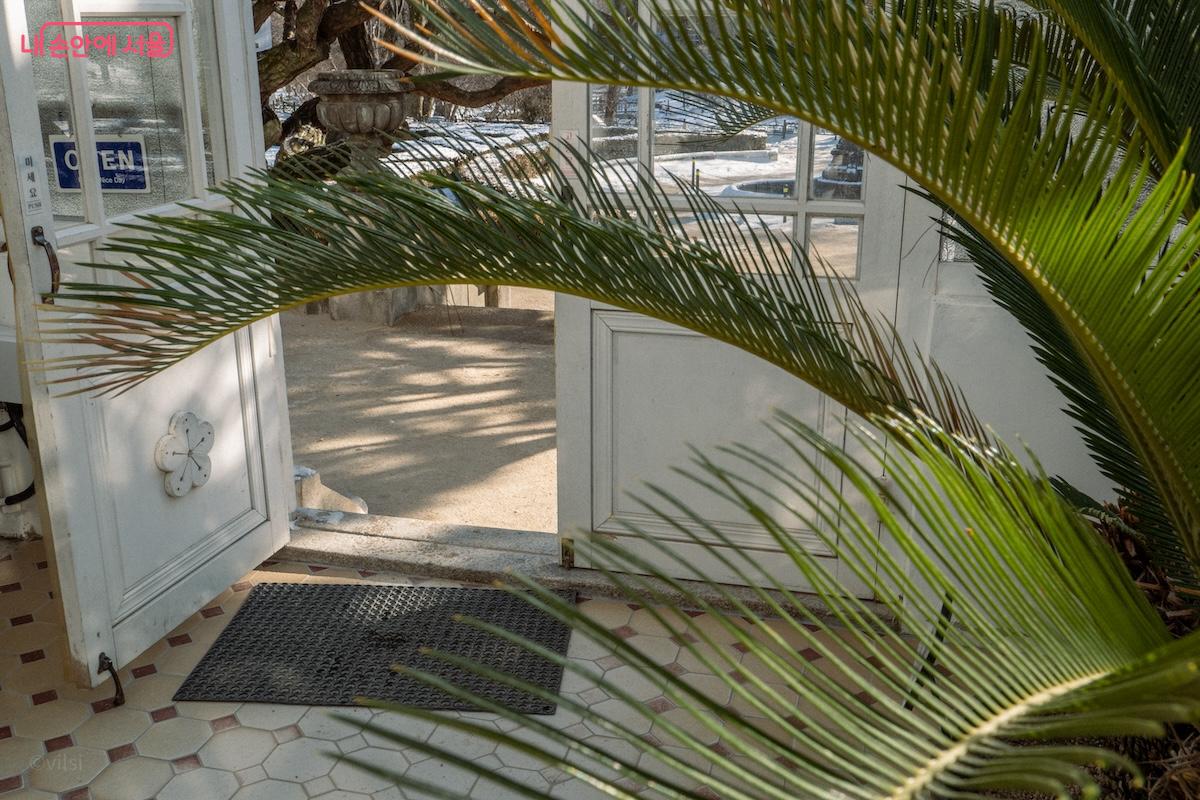 대온실 출입문에도 조선 왕실의 문양인 오얏꽃이 관람객들의 마음도 활짝 꽃피우게 만든다