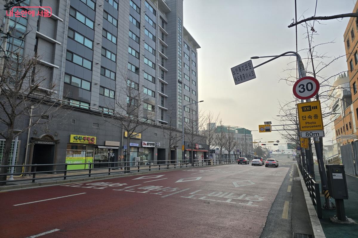 노인보호구역 내 최고속도 30km 안내 표지판 ⓒ심재혁