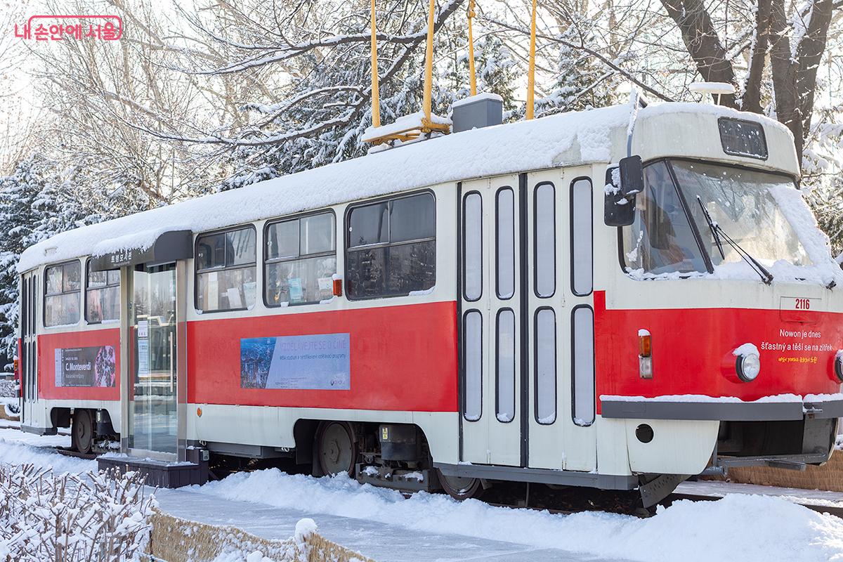 빨간색 트램은 체코에서 들여온 노면전차로, 현재는 도서관으로 활용되고 있다. ⓒ문청야