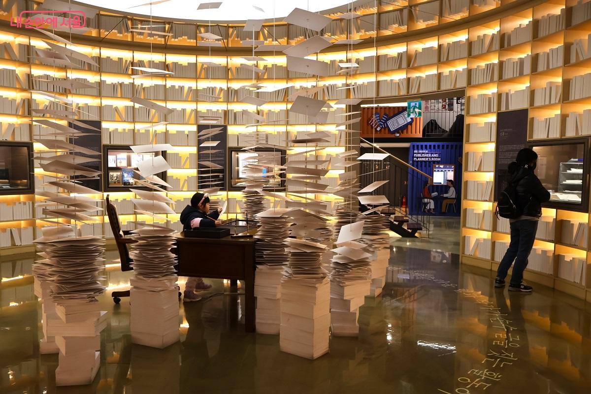 &lsquo;작가의 방&rsquo;에서는 창작 과정을 시각적으로 재현해 집필의 고뇌를 체험할 수 있다. &copy;김대진 