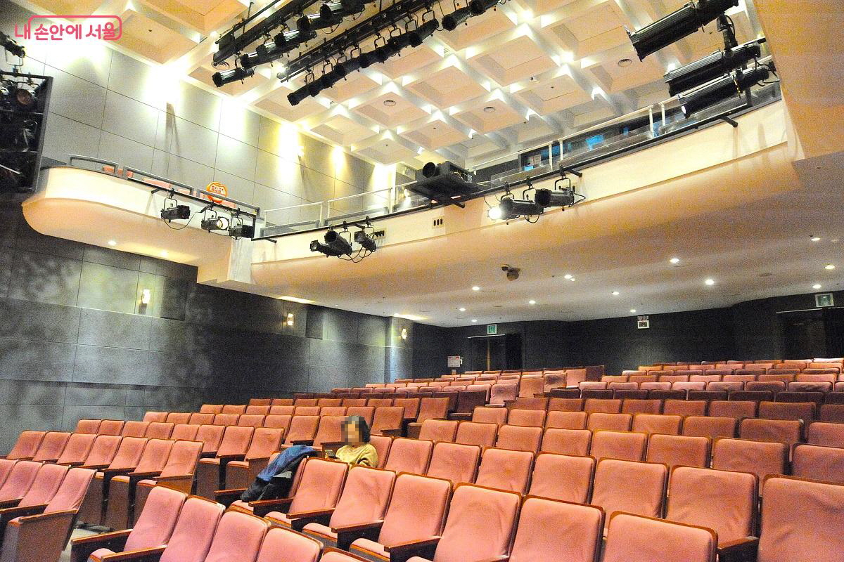 1·2층으로 구성된 문화일보홀 상영관 내부 ©조수봉