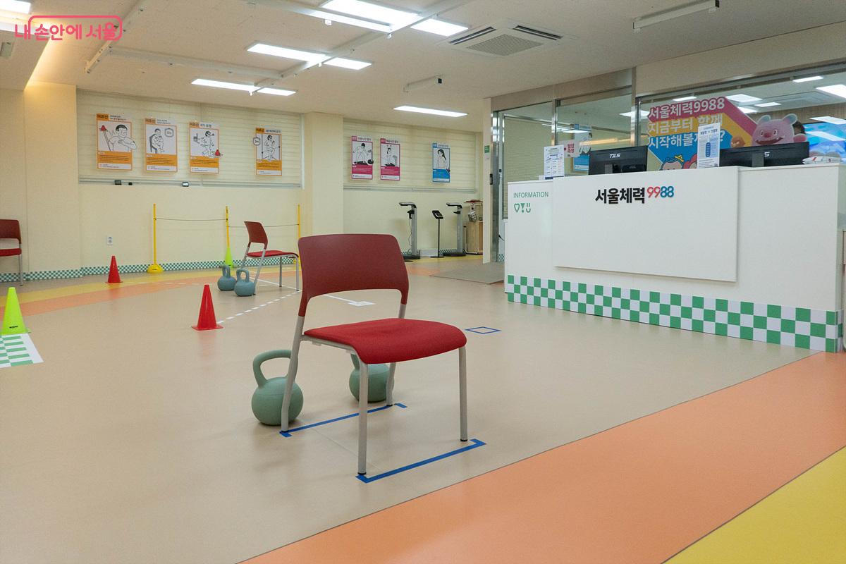 화려하지 않지만 체계적이다. 의자 하나, 케틀벨 하나에도 측정 기준이 담겨 있다. &copy;김인수