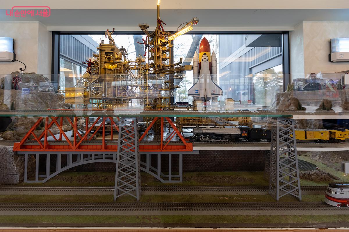 다양한 미니어처 기차가 전시되어 있고, 미니어처 기차가 레일을 따라 움직이며 주문한 음료를 직접 배달하는 독특한 서비스를 제공한다. ⓒ문청야