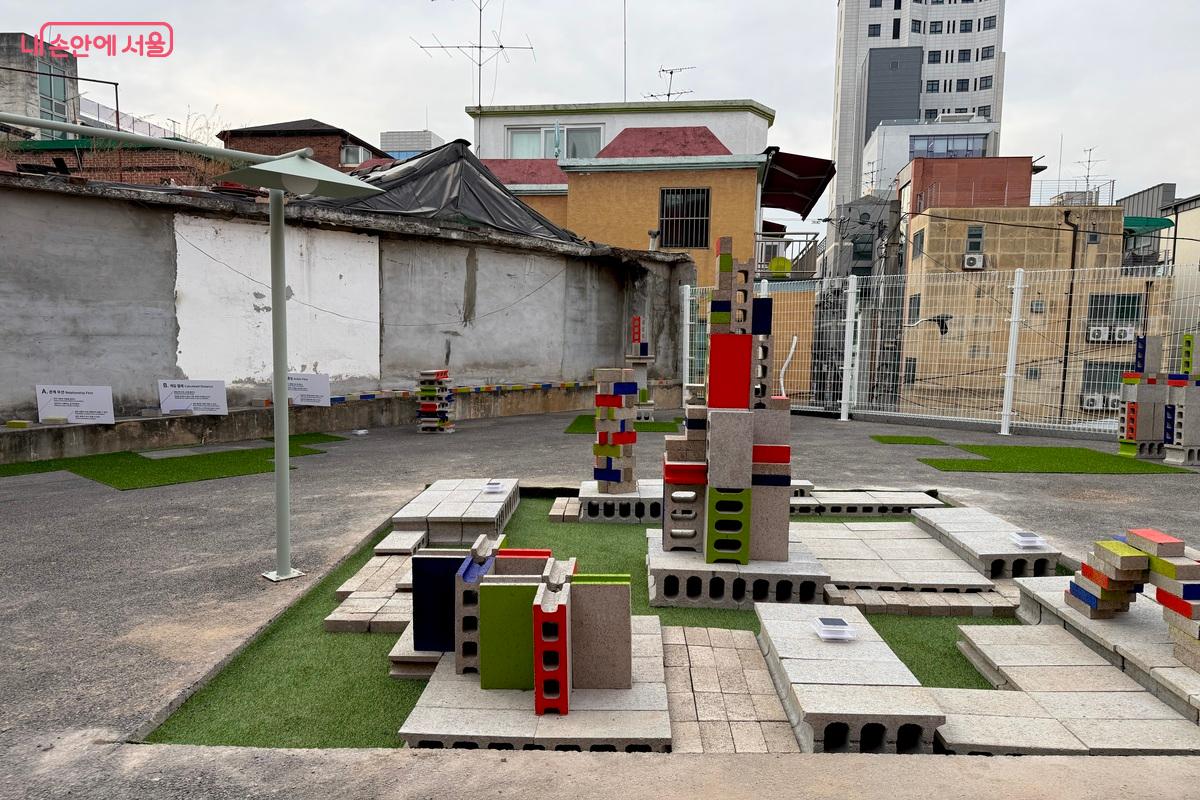  남은 벽돌을 활용한 야외 설치 작업, &lsquo;사유의 정원&rsquo; &copy;임수영