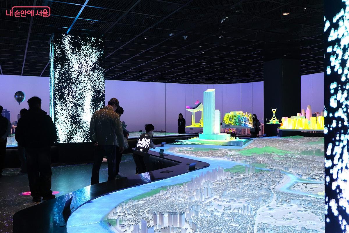 내친구서울 1관, 바닥 모형 및 행잉 모형은 서울시에서 추진 중인 서울의 미래를 표현한다. &copy;이봉덕  