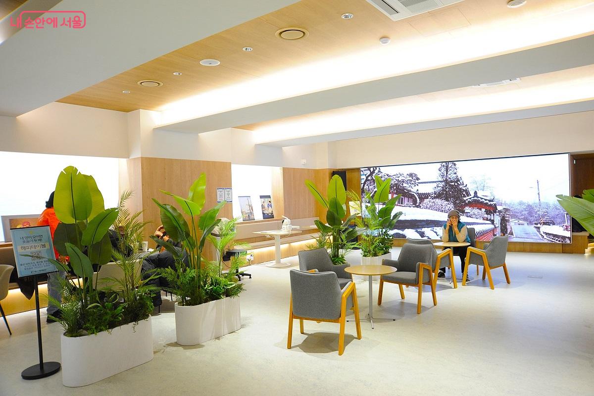 넓고 쾌적한 도봉센터 커뮤니티 라운지 &copy;조수봉