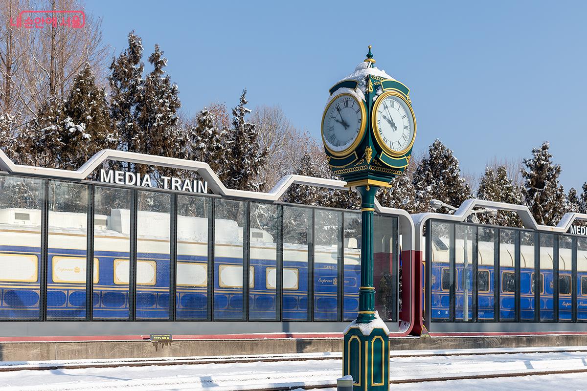 설경 속 멈춘 시간, 아날로그 감성의 시계탑 ⓒ문청야